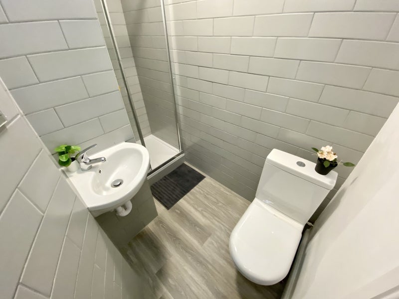 Room Whitechapel Road in Greater London