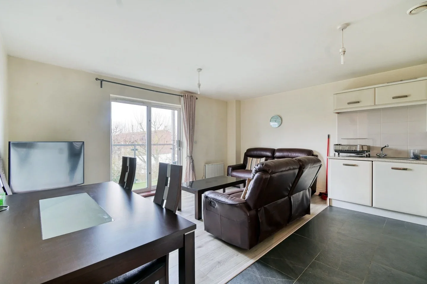 Flat Taywood Road in Greater London