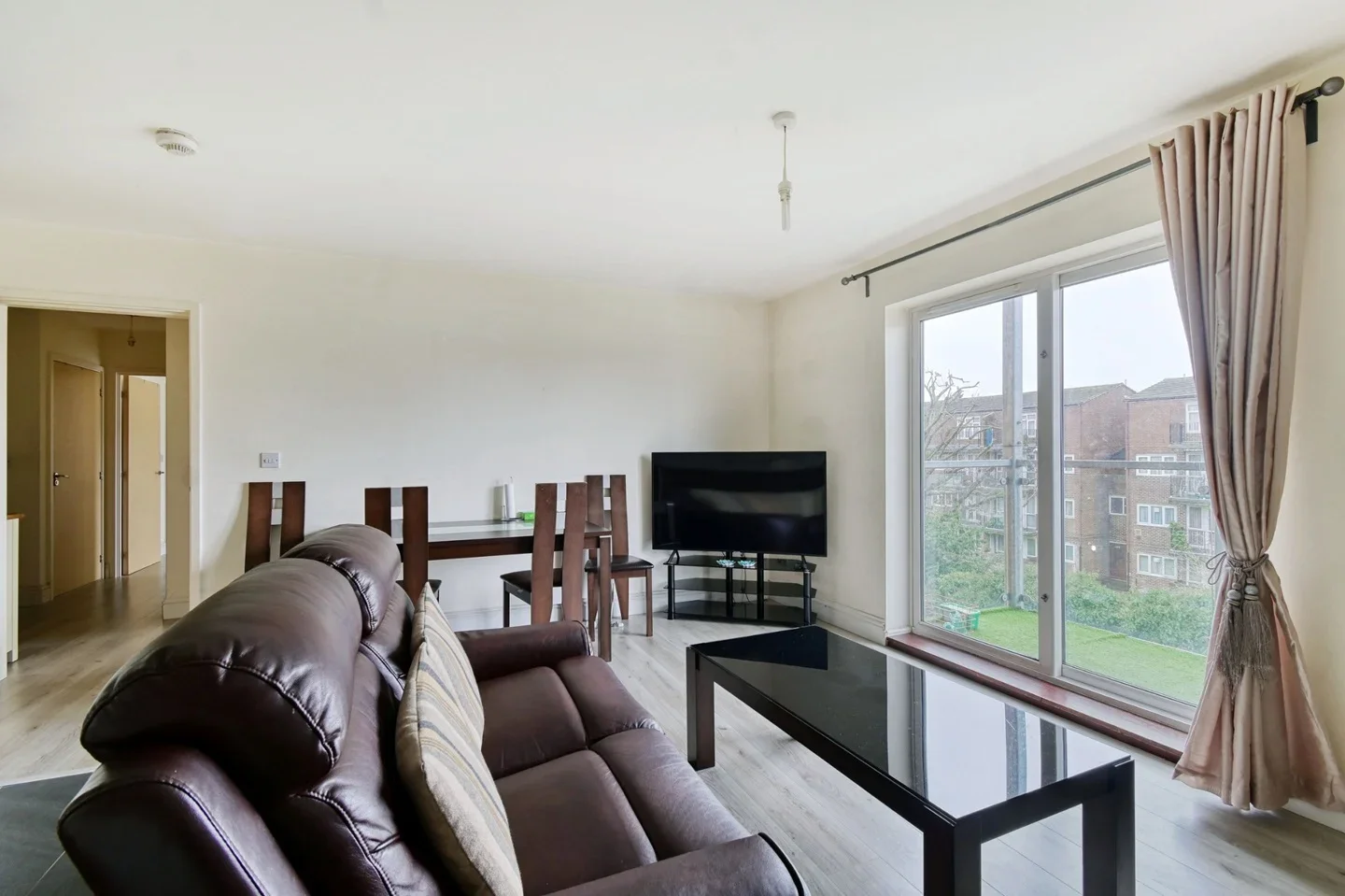 Flat Taywood Road in Greater London