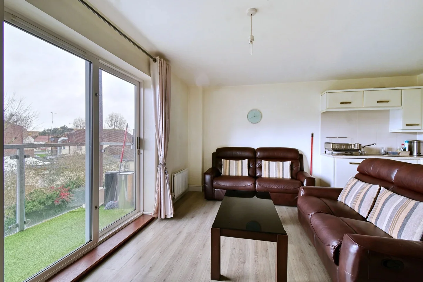 Flat Taywood Road in Greater London