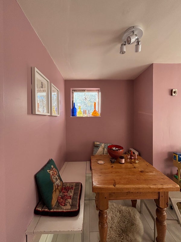 Room Ladbroke Road in Greater London