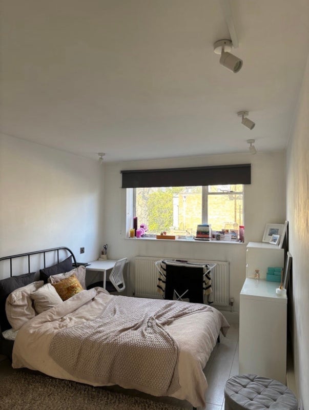Room Ladbroke Road in Greater London