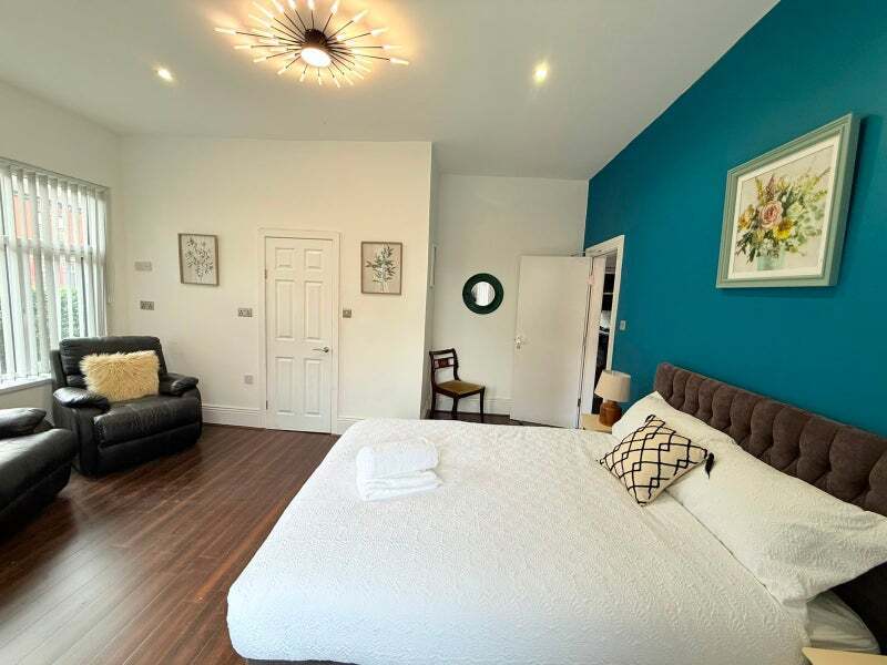 Room Harley Avenue in Manchester
