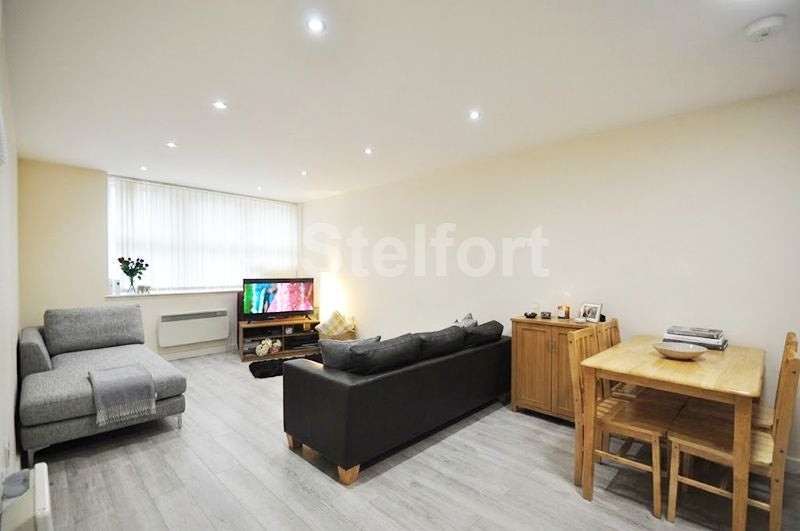 Flat Goodmayes Road in Greater London