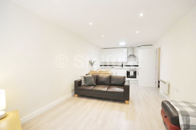 Flat Goodmayes Road in Greater London