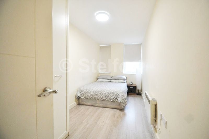Flat Goodmayes Road in Greater London