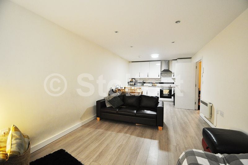 Flat Goodmayes Road in Greater London