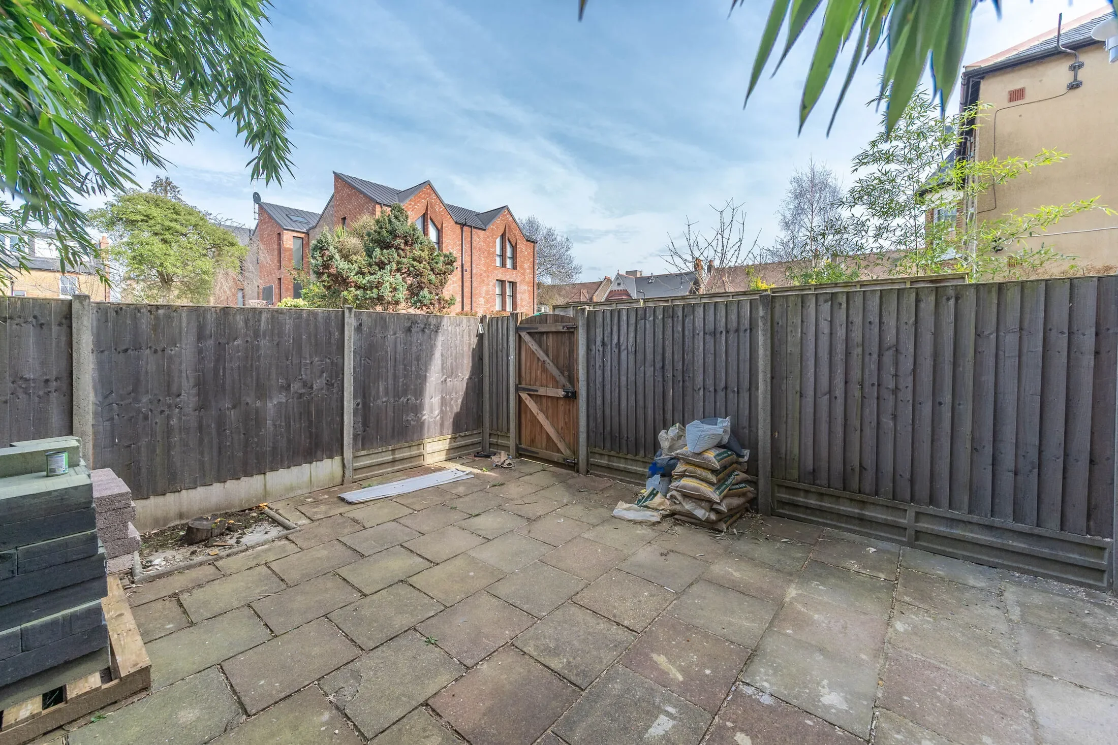 Room Freeland Road in Greater London