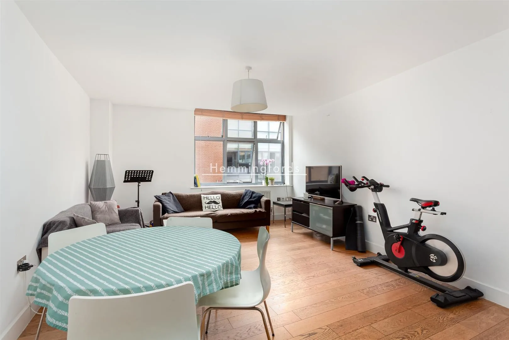 Flat Curtain Road in Greater London