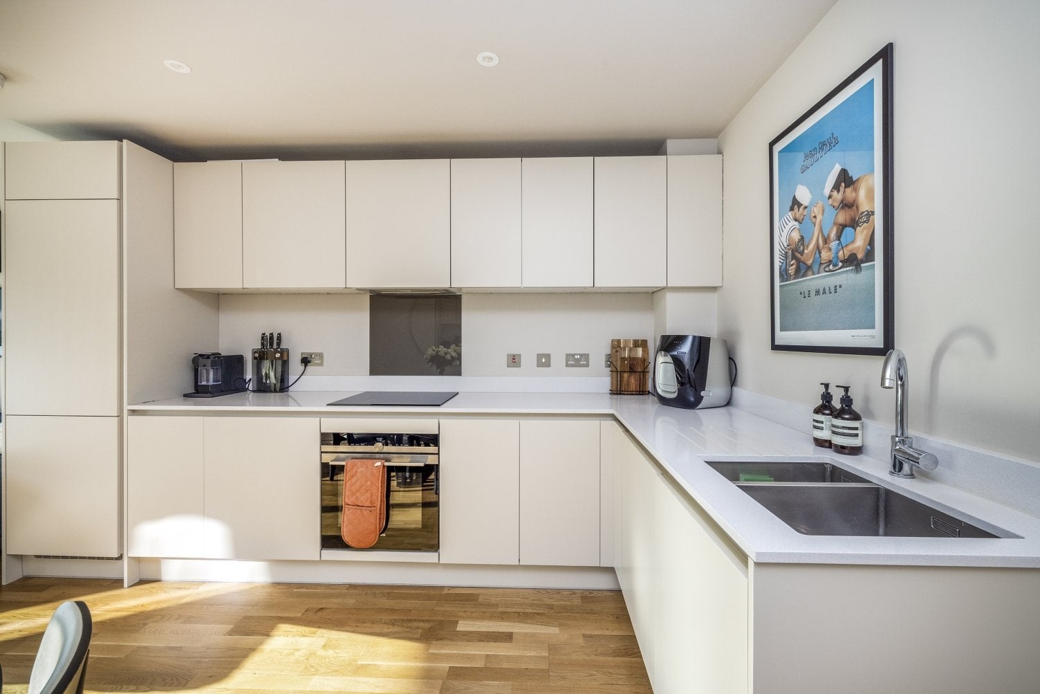 Flat Hawthorne Crescent in Greater London