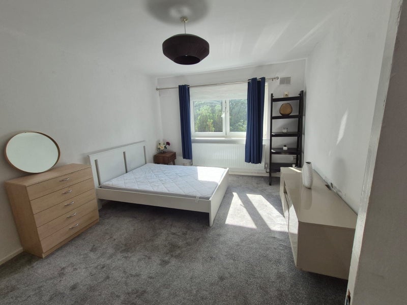 Room Hilary Road in Manchester
