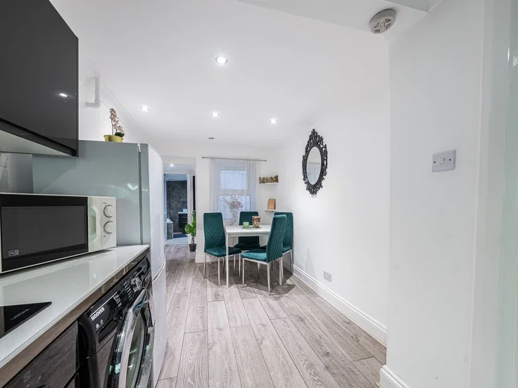 Flat Beaumont Crescent in Greater London