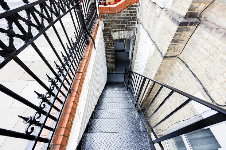 Flat Beaumont Crescent in Greater London