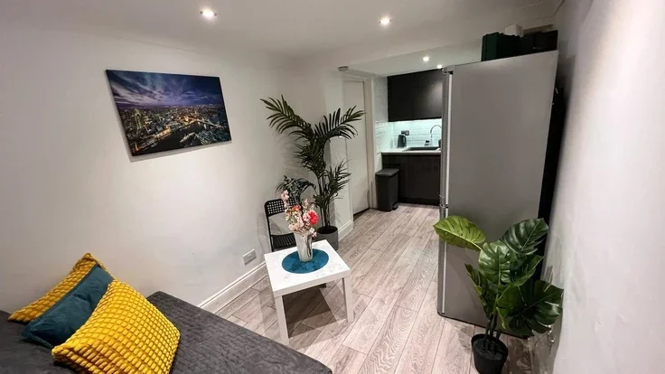 Flat Beaumont Crescent in Greater London