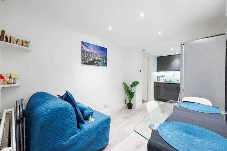 Flat Beaumont Crescent in Greater London