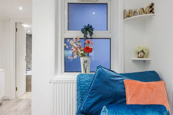 Flat Beaumont Crescent in Greater London
