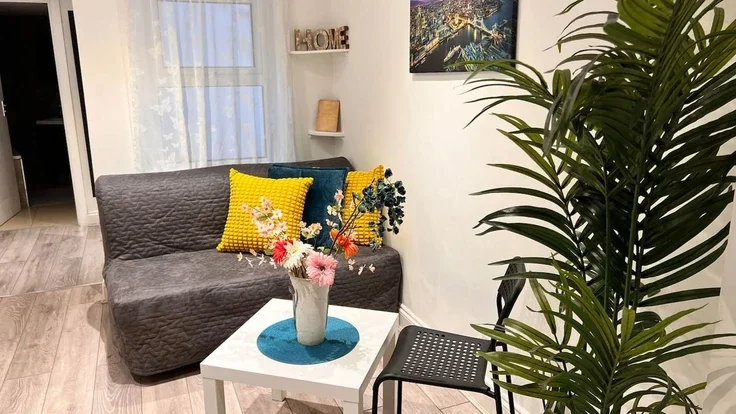 Flat Beaumont Crescent in Greater London
