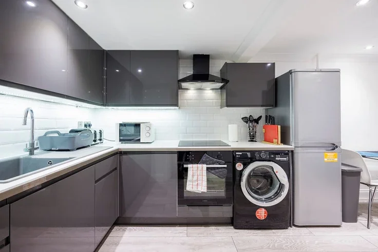 Flat Beaumont Crescent in Greater London