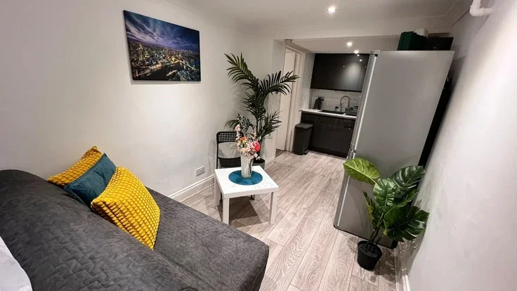 Flat Beaumont Crescent in Greater London