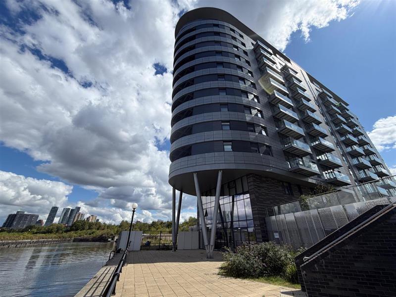 Flat Pomona Strand in Trafford