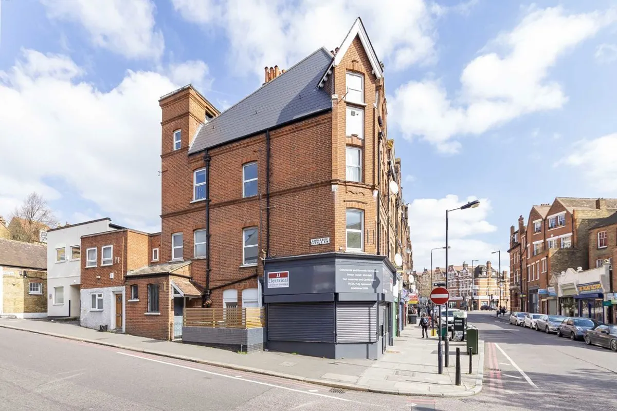 Flat Ambleside Avenue in Greater London