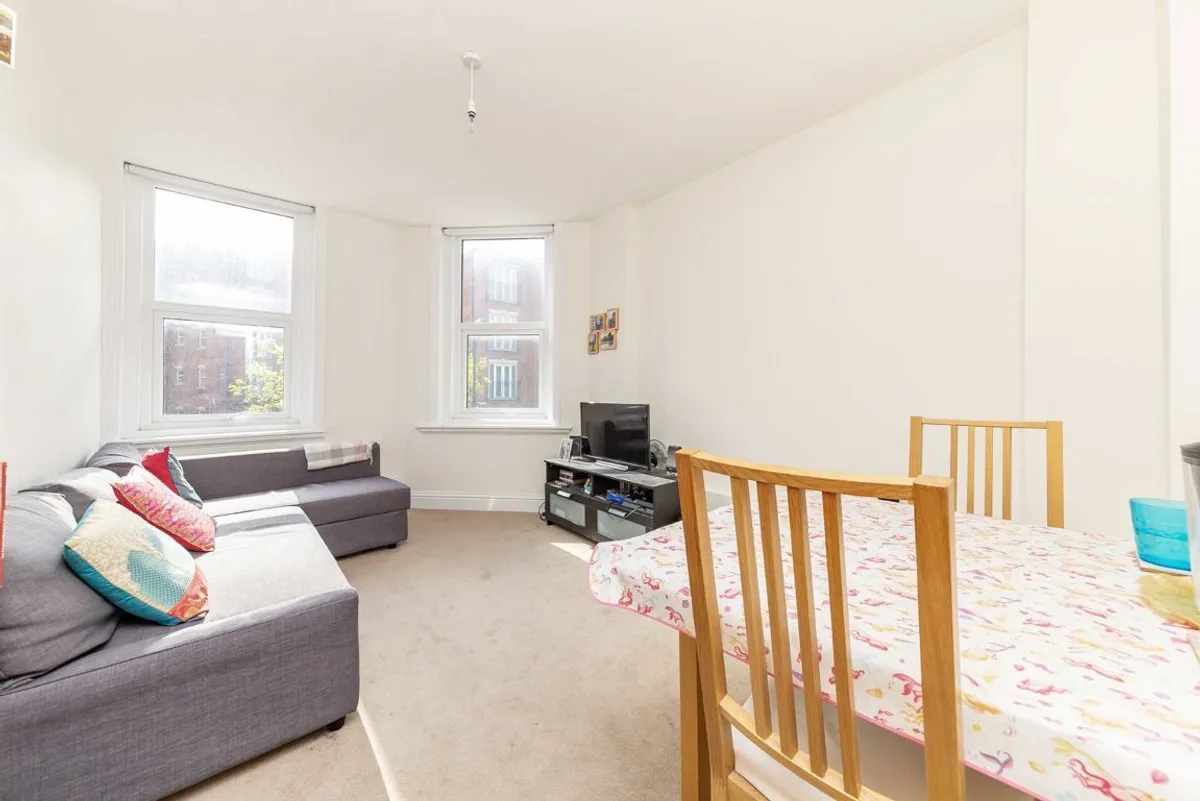 Flat Ambleside Avenue in Greater London