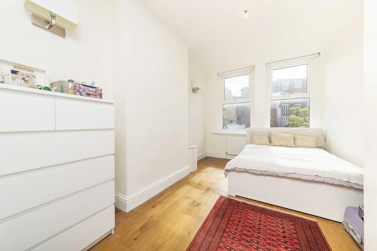 Flat Ambleside Avenue in Greater London