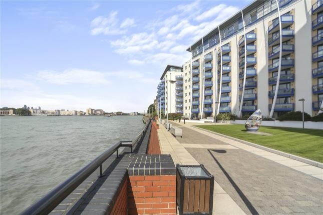 Flat Crews Street in Greater London