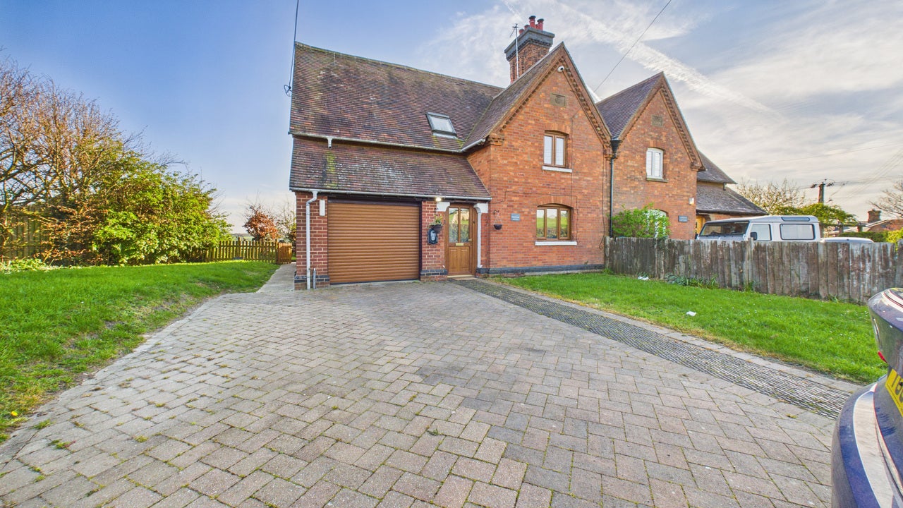 House Canberra Close in St Albans