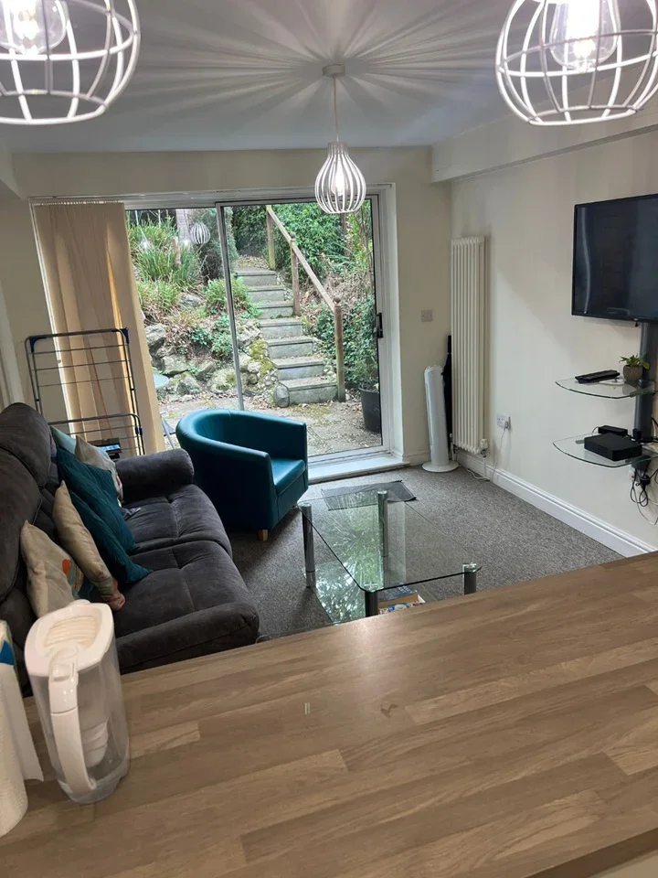 Room Barrow Hill Close in Epsom and Ewell