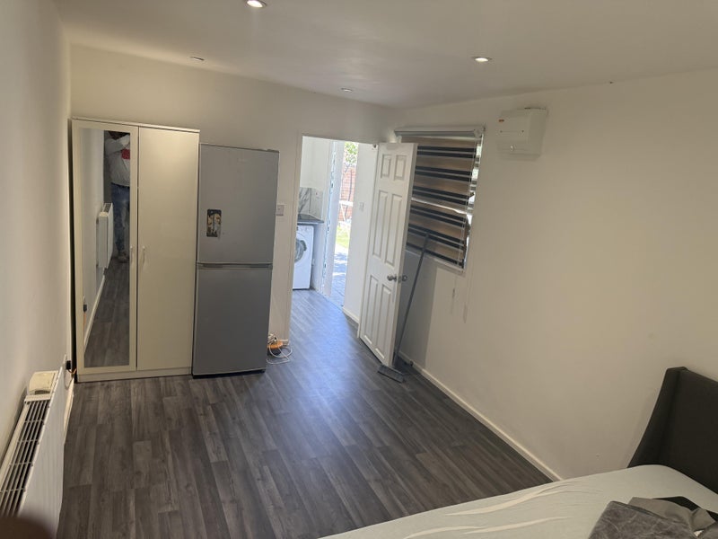 Flat Petten Grove in Greater London
