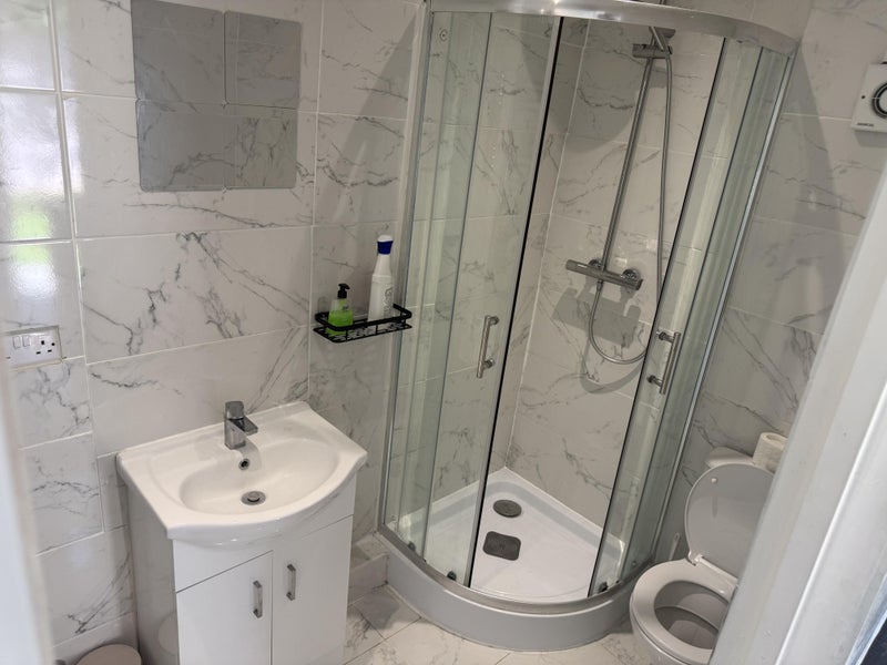 Flat Petten Grove in Greater London
