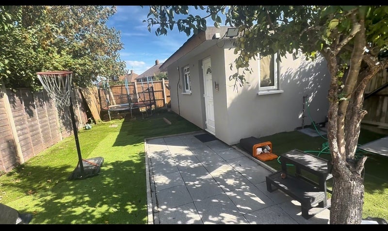 Flat Petten Grove in Greater London