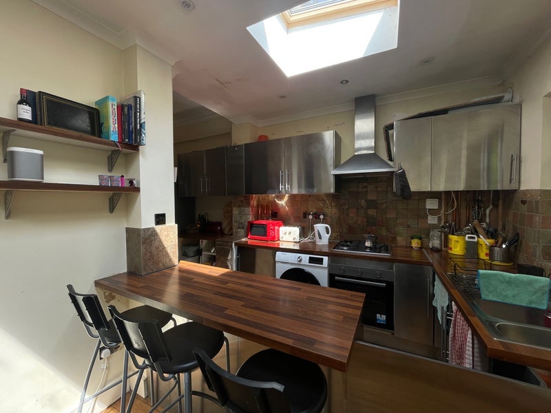 Room Lowden Road in Greater London