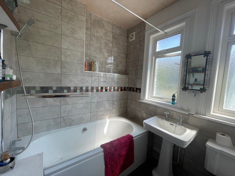 Room Lowden Road in Greater London