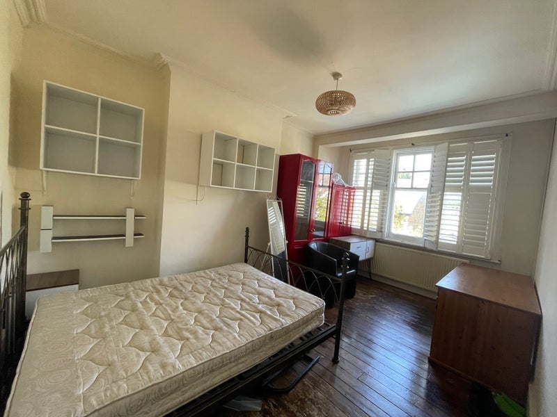 Room Lowden Road in Greater London