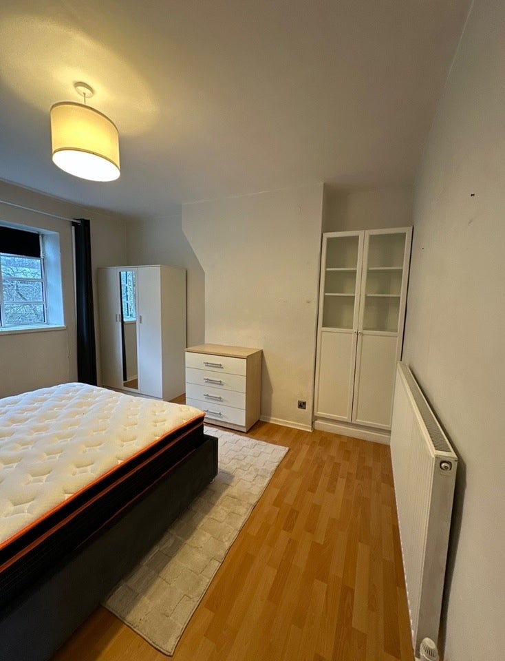 Room Poynders Road in Greater London