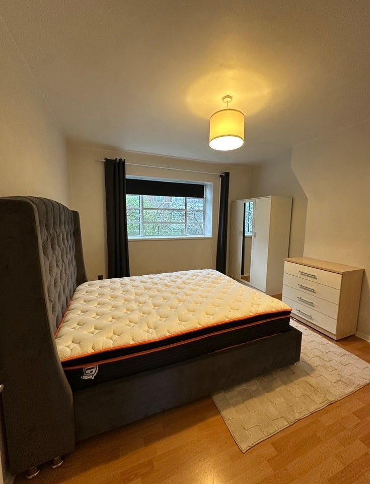 Room Poynders Road in Greater London