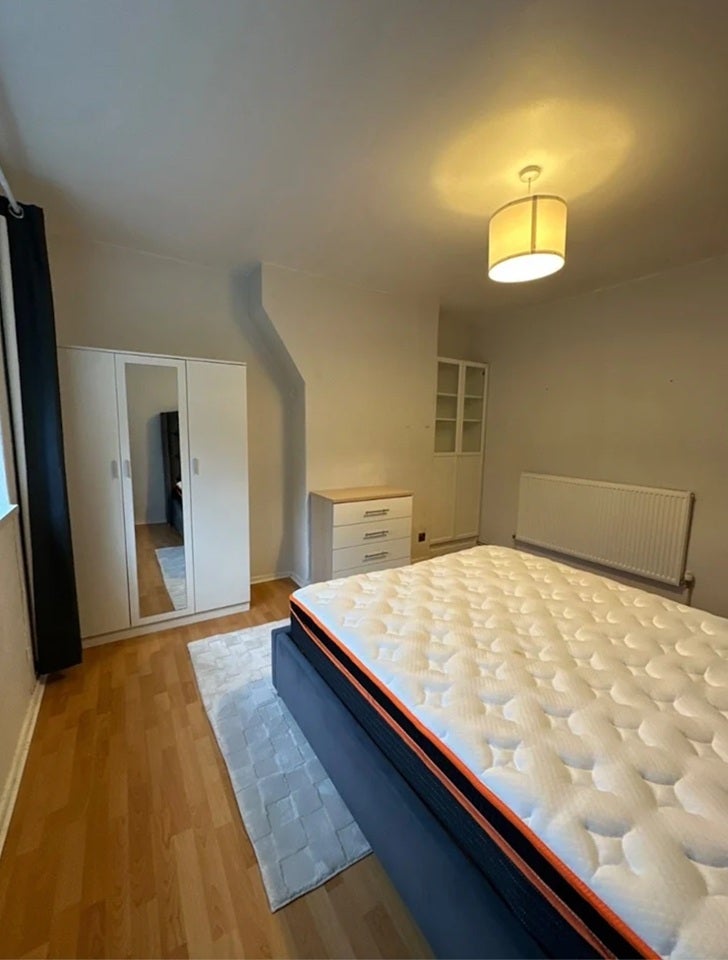 Room Poynders Road in Greater London