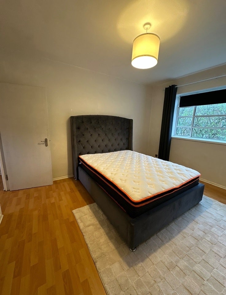 Room Poynders Road in Greater London
