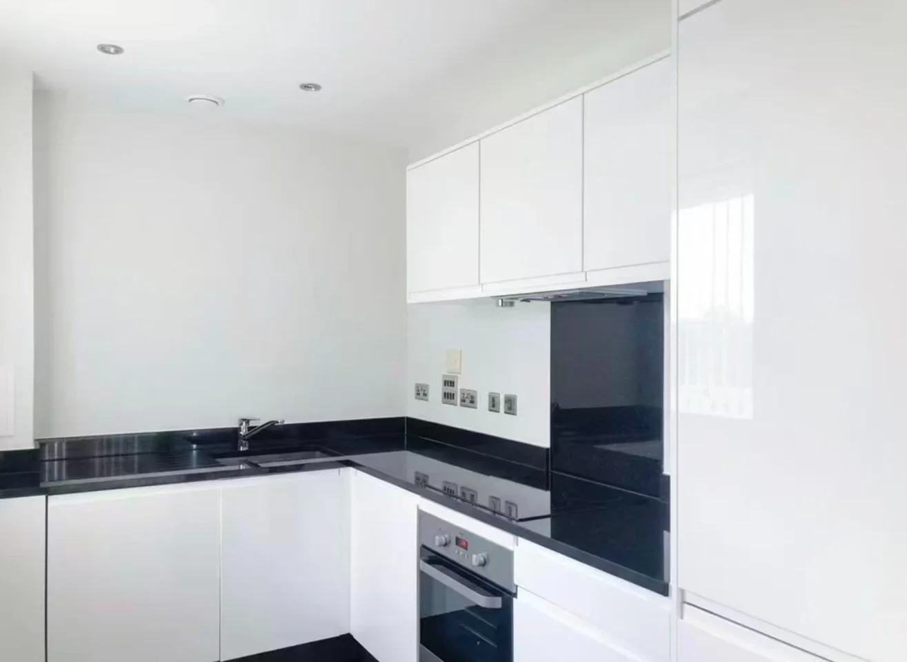 Flat Chronicle Avenue in Greater London