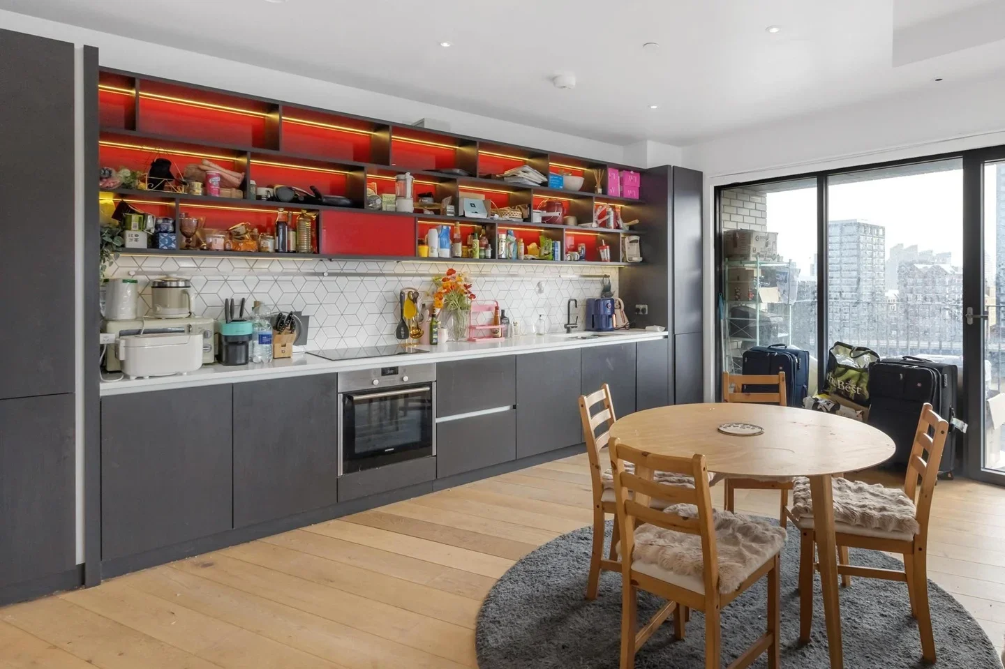 Flat Botanic Square in Greater London