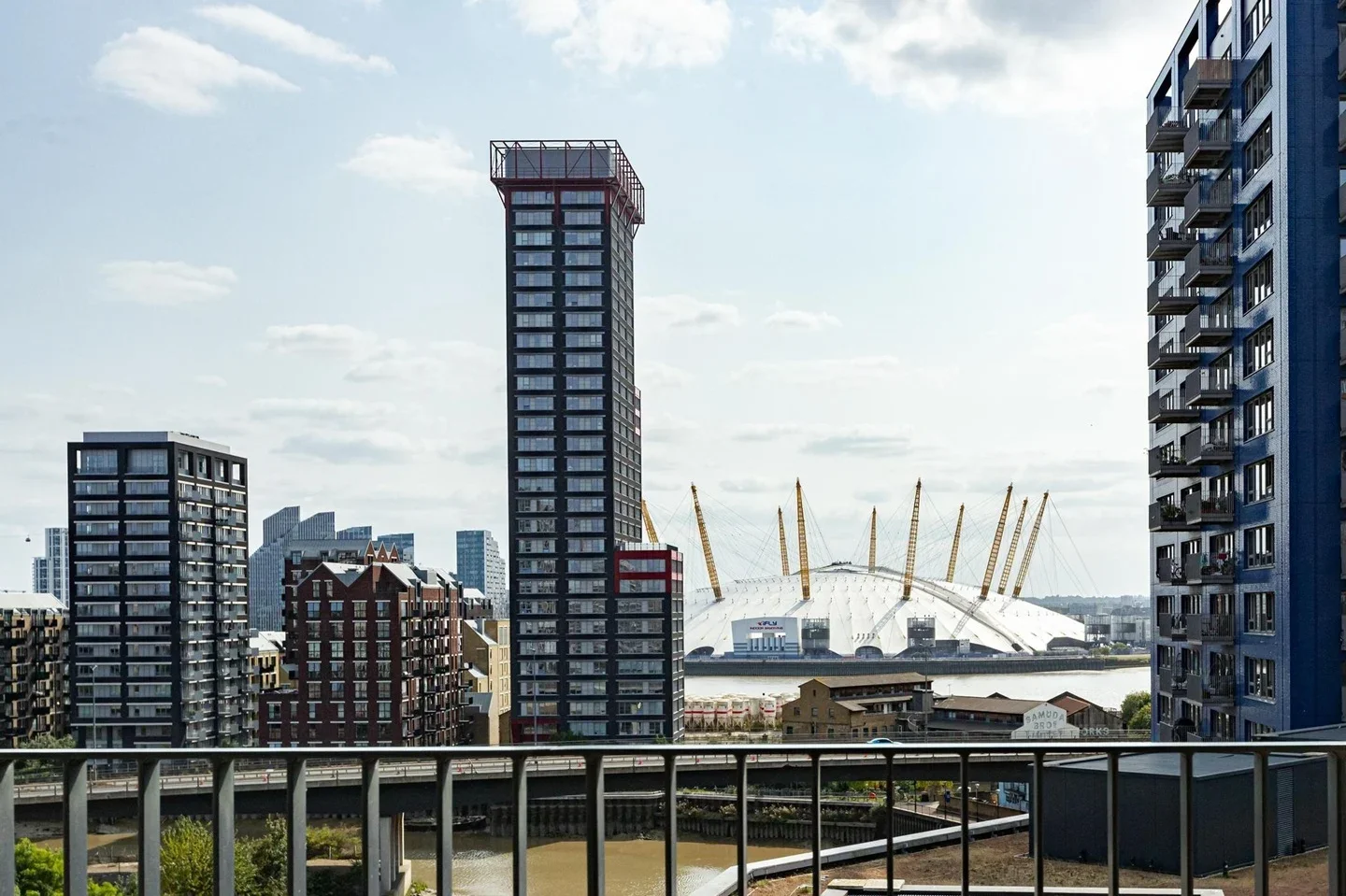 Flat Botanic Square in Greater London