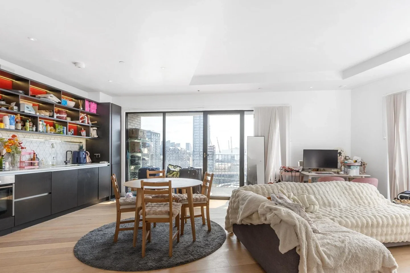 Flat Botanic Square in Greater London