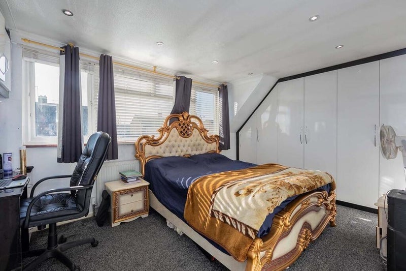 Room Ember Road in Slough
