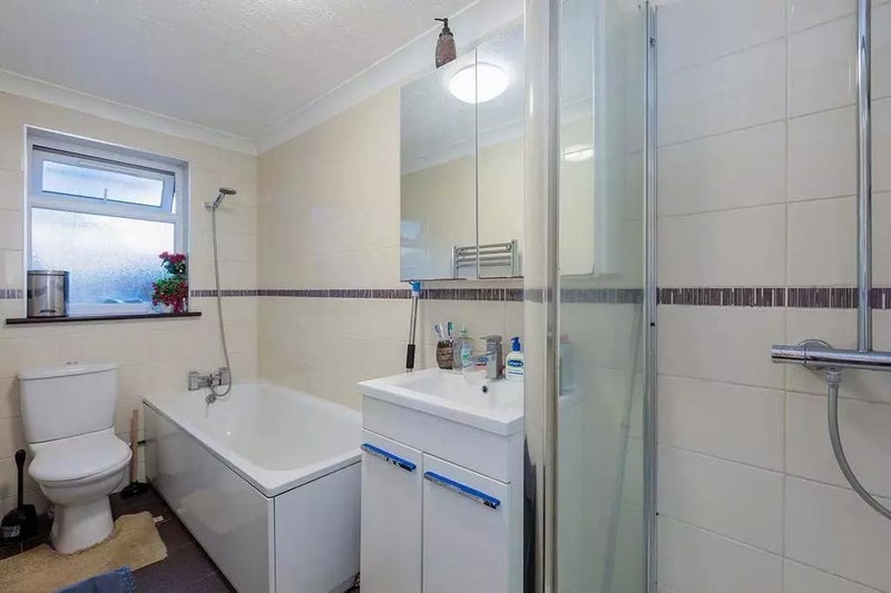 Room Ember Road in Slough
