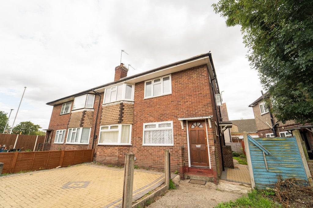 Flat Green Lane in Greater London