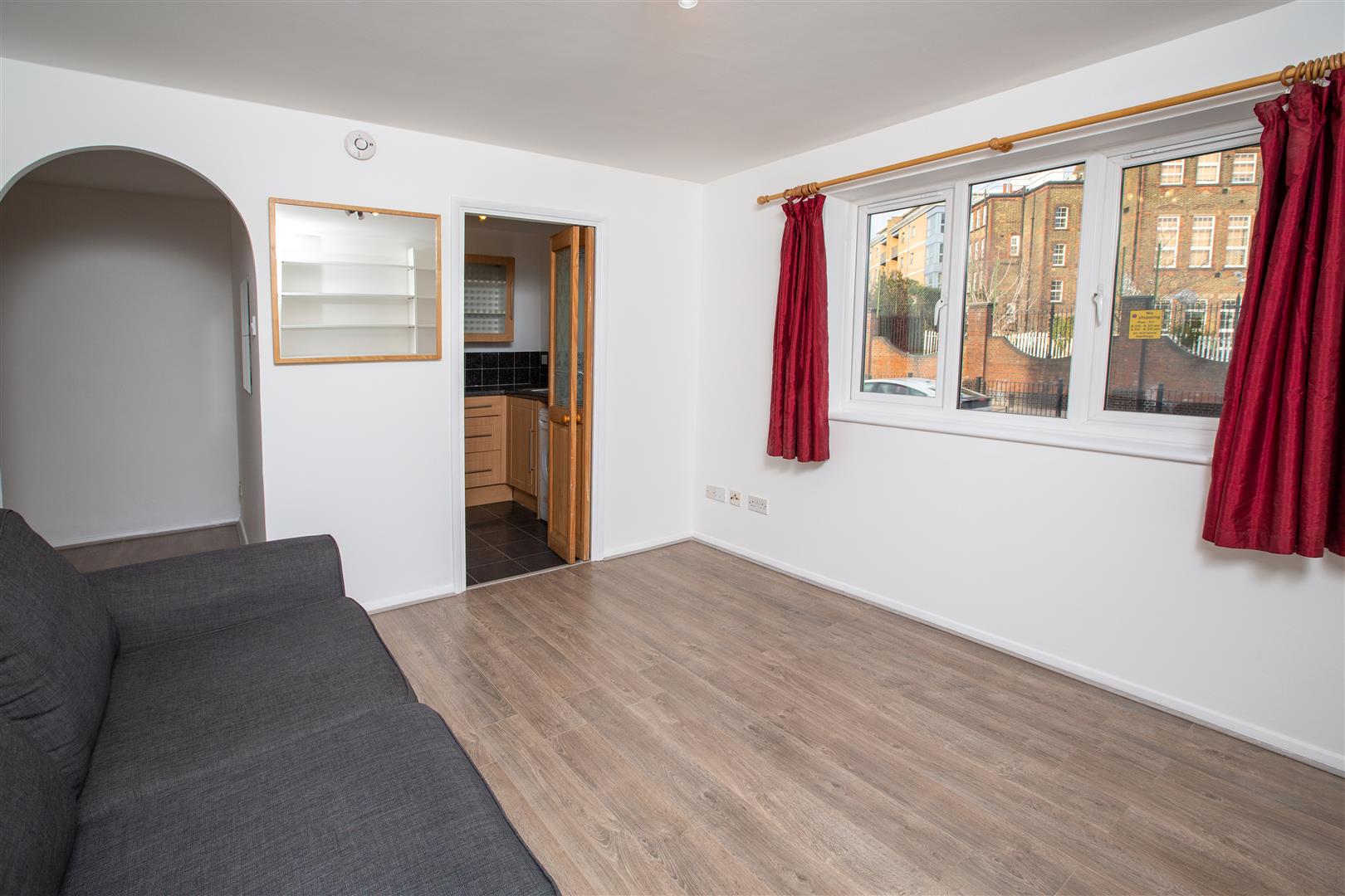 Flat Westferry Road in Greater London