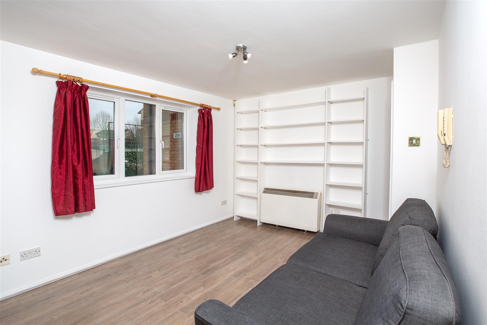 Flat Westferry Road in Greater London
