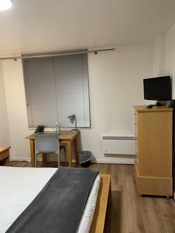 Room Plough Way in Greater London